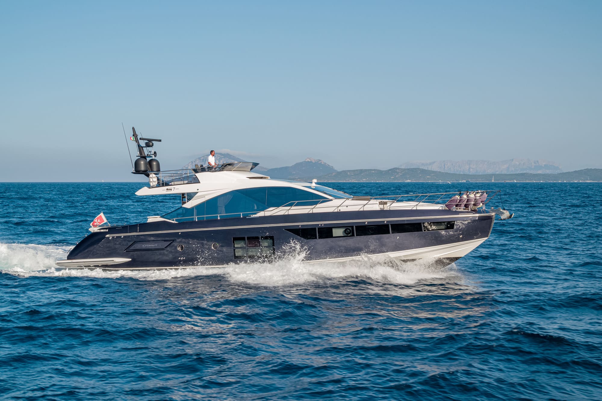 Yacht-Manara-I-Azimut-S7-1